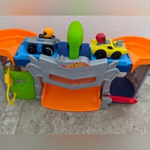 Fisher-Price Little People Hot Wheels Toddler Toy Race and Go Track Set